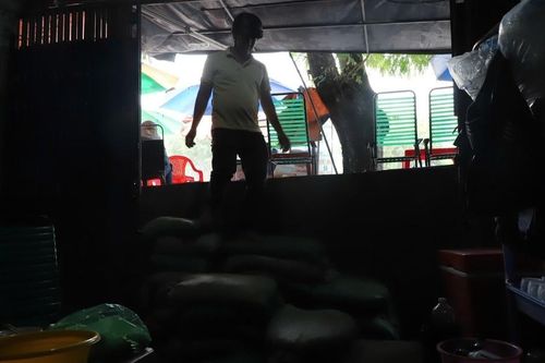 Nhà dân TPHCM thành 'hầm tối', khốn khổ vì đường nâng cao cả mét
