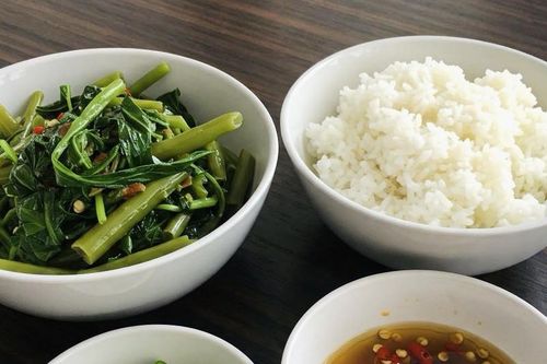 Người phụ nữ ngừng ăn cơm 3 tháng, cơ thể thay đổi ra sao?