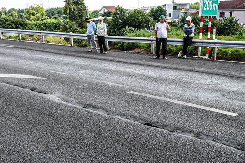 Vụ cao tốc xuất hiện vết nứt dài 40m: Khoan địa chất tìm nguyên nhân