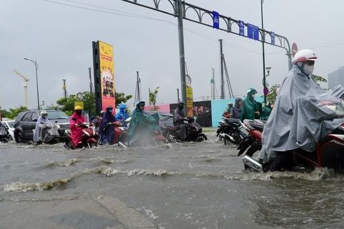 Mưa lớn gây ngập, kẹt xe khắp TPHCM, dòng người nhích từng chút