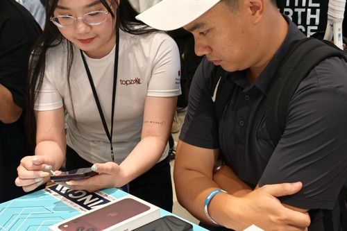Khan hiếm iPhone 18 Pro Max 256 màu đỏ Burgundy và Băng Thanh