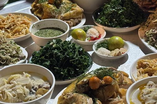 Mâm cơm dân dã của người Tày ở Lào Cai có loạt món lạ, du khách thích thú