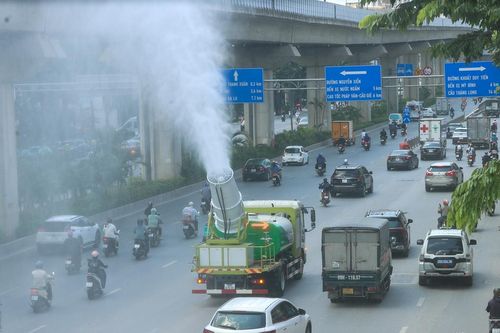 Xe phun sương dập bụi được triển khai trong ngày nắng nóng mùa thu Hà Nội