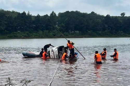 Trục vớt ô tô của nữ tài xế bị nước cuốn mất tích, tử vong