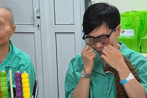 Câu chuyện đằng sau người mẹ mắc ung thư ôm chặt thú nhồi bông tại BV Chợ Rẫy