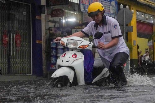 Mưa lớn giờ tan tầm ở TPHCM, người dân bì bõm dắt xe về nhà
