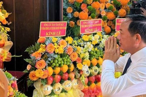 Trưởng Ban Tuyên giáo Trung ương dâng hương tưởng niệm cụ Huỳnh Thúc Kháng
