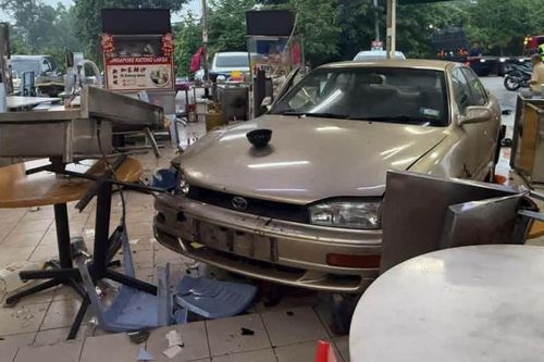 Lùi xe nhầm chân ga, Toyota Camry đâm 2 ô tô rồi lao vào quán ăn