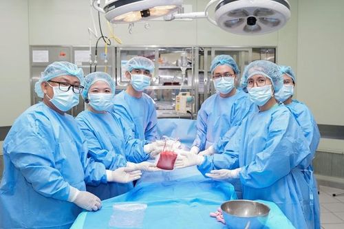 Bé trai 1,5 tuổi hiến tủy cứu chị gái mắc bệnh suy tủy xương