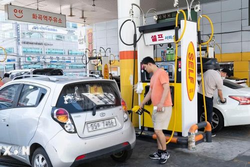 Kinh tế toàn cầu chịu tác động đồng thời của hai xu hướng trái chiều