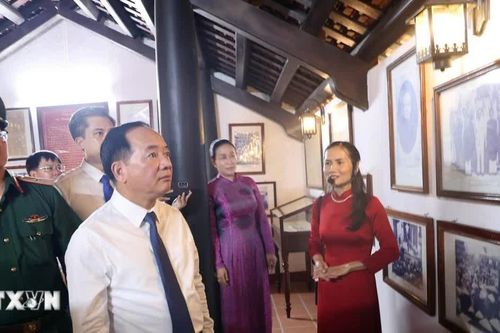 Trưởng Ban Tuyên giáo Trung ương dâng hương tại Nhà lưu niệm cụ Huỳnh Thúc Kháng