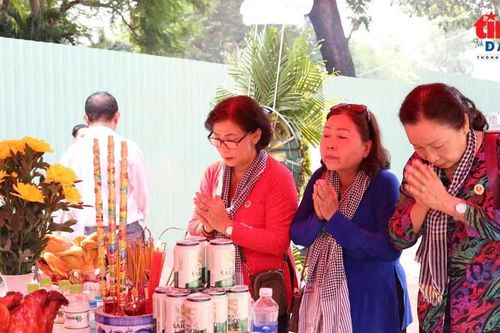 Người dân thành kính tri ân các liệt sĩ tại Công viên Lê Thị Riêng
