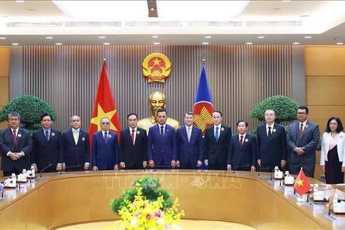 Thủ tướng tiếp Trưởng đoàn các nước ASEAN dự hội nghị hợp tác đấu tranh với tội phạm truy nã