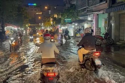 TP Hồ Chí Minh: Mưa lớn kết hợp triều cường khiến nhiều khu vực ngập