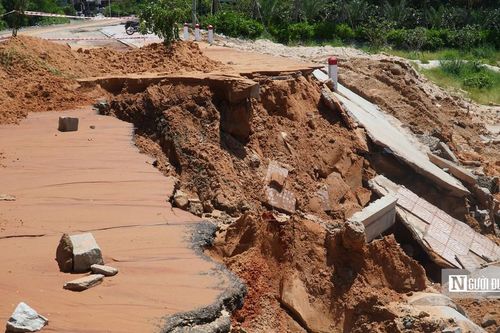 Cận cảnh tuyến đường du lịch ven biển Lâm Đồng bị 'xé toạc' bởi dòng cát đỏ