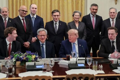 Ông Trump bắt tay loạt ông lớn công nghệ, siết AI nhưng vẫn thúc đẩy xây trung tâm dữ liệu