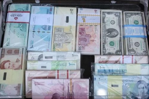 Giá trị đồng tiền Iran chạm đáy, 2,5 triệu rial đổi 1 USD