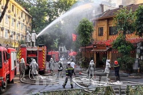 Hà Nội: Cháy lớn tại nhà hàng 'Bếp hàng xóm'