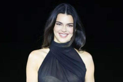 Kendall Jenner diện váy maxi xuyên thấu gây sốt