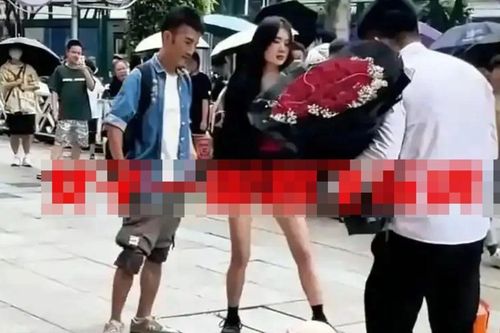 Mang hoa tỏ tình với người phụ nữ đã có bạn trai, chàng trai 27 tuổi nhận cái kết phũ phàng