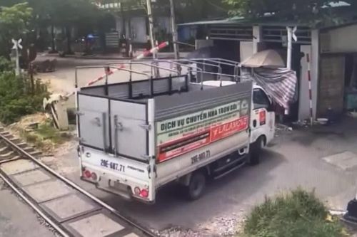 Lùi xe làm hỏng cần chắn đường sắt, tài xế nhận mức phạt 'nhớ đời'