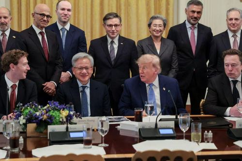 Ông Trump và các CEO công nghệ ký kết thỏa thuận an toàn AI