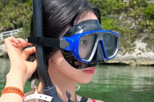 Karina (aespa) khoe vẻ ngoài gợi cảm trong chuyến đi biển