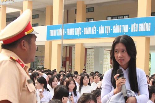 CSGT TP.HCM tăng cường giáo dục pháp luật về giao thông
