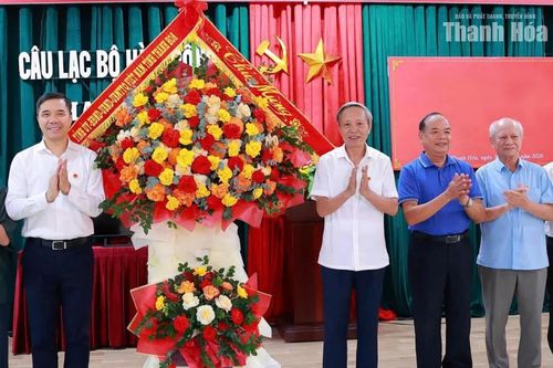 Phó Bí thư Thường trực Tỉnh ủy Nguyễn Hồng Phong thăm và trao đổi với hội viên Câu lạc bộ Hàm Rồng