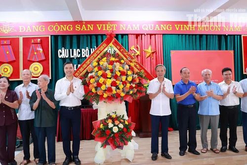 Phó Bí thư Thường trực Tỉnh ủy Nguyễn Hồng Phong thăm và trao đổi với hội viên Câu lạc bộ Hàm Rồng