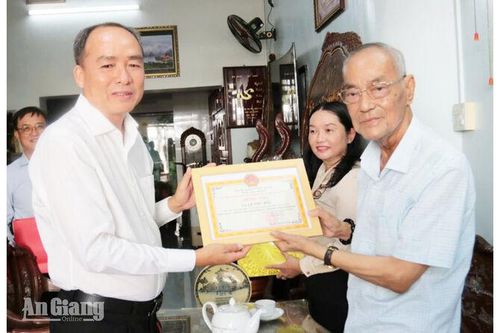 Long Xuyên thăm, chúc thọ, mừng thọ hơn 2.100 người cao tuổi