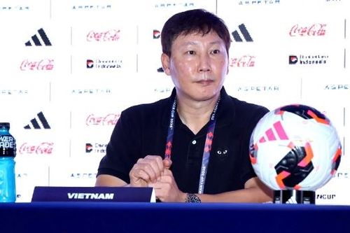 Huấn luyện viên Kim Sang Sik nhận trách nhiệm sau trận thua Thái Lan