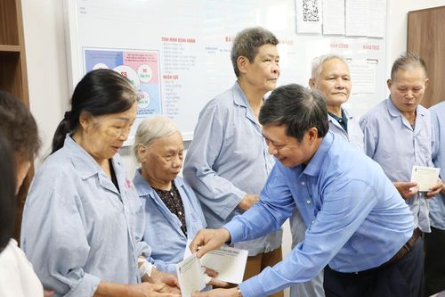 Bắc Ninh: Thăm, tặng quà người cao tuổi điều trị tại bệnh viện