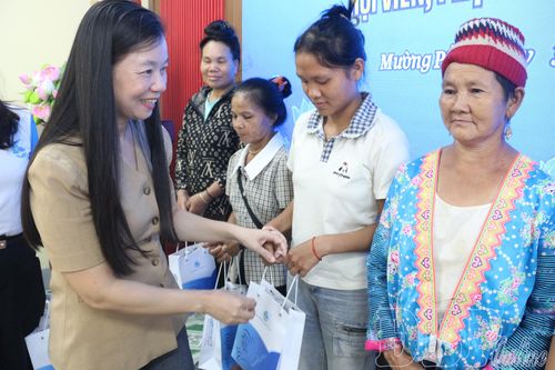 Trung ương Hội LHPN Việt Nam trao quà phụ nữ khó khăn xã Mường Pồn