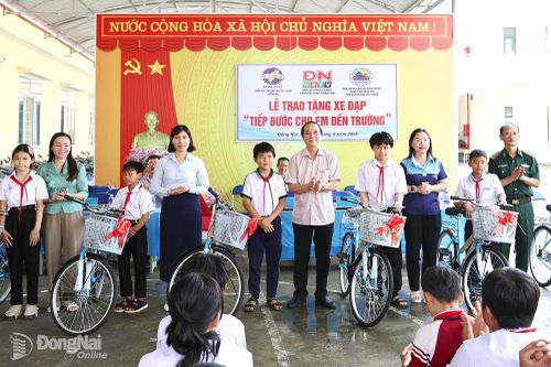 Tiếp bước cho em đến trường tại xã biên giới Lộc Thành