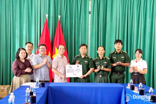 Báo và Phát thanh, Truyền hình Đồng Nai trao tặng máy tính cho Đồn biên phòng Lộc Thành và tặng quà động viên Đội K76