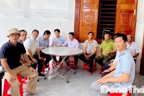 Đoàn công tác Trường Nông nghiệp - Đại học Cần Thơ tham quan mô hình chăn nuôi vịt bán tập trung, an toàn dịch bệnh tại xã Vĩnh Hựu