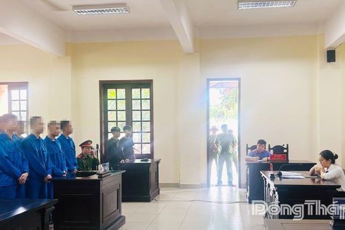 13 bị cáo lĩnh án vì mang dao tự chế, ném vỏ chai bia gây rối ở Mỹ Tho