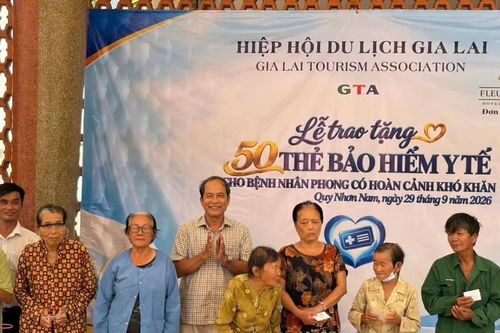 Hiệp hội Du lịch tỉnh Gia Lai trao 50 thẻ bảo hiểm y tế cho bệnh nhân phong