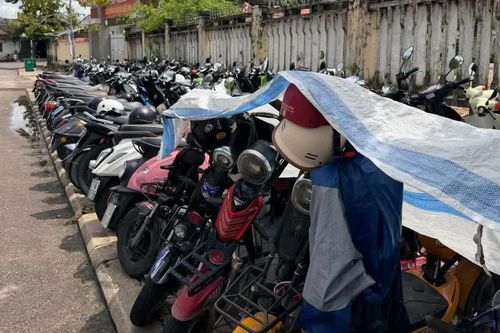 Khó quản lý học sinh gửi xe ngoài cổng trường