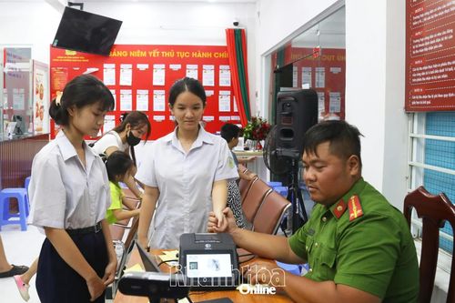Không được yêu cầu cá nhân, tổ chức xuất trình các loại tài liệu đã tích hợp trên VNeID
