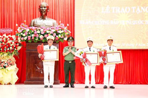 Trao Huân chương Bảo vệ Tổ quốc hạng Nhì cho 3 nguyên Phó Giám đốc Công an tỉnh Khánh Hòa