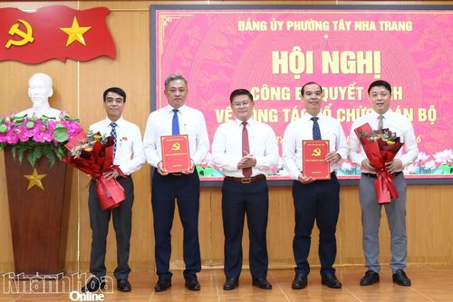 Đảng ủy phường Tây Nha Trang công bố và trao các quyết định về tổ chức bộ máy