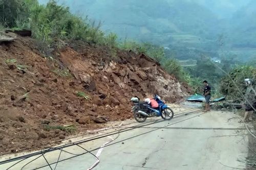 Lào Cai: Xuất hiện điểm sạt lở lớn gây chia cắt giao thông Quốc lộ 279
