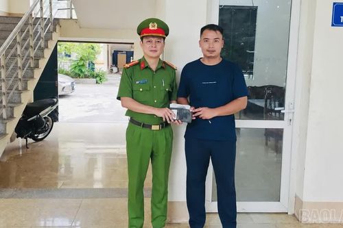 Công an cơ sở hỗ trợ người dân trao trả tài sản, tiền chuyển khoản nhầm