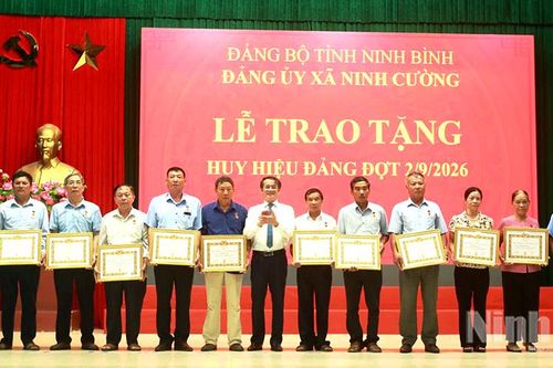 Đảng ủy xã Ninh Cường, Minh Tân tổ chức trao tặng Huy hiệu Đảng và triển khai nhiệm vụ trọng tâm quý IV
