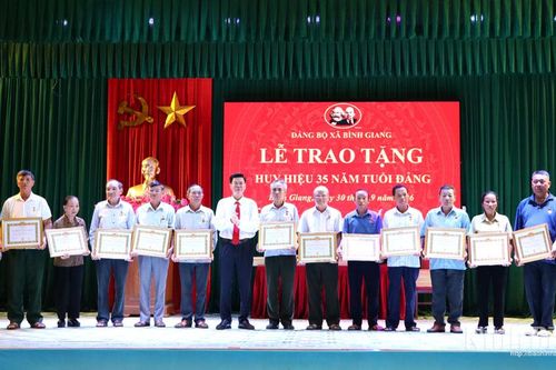 Đảng uỷ các xã, phường tổ chức Lễ trao tặng Huy hiệu Đảng và triển khai nhiệm vụ 3 tháng cuối năm