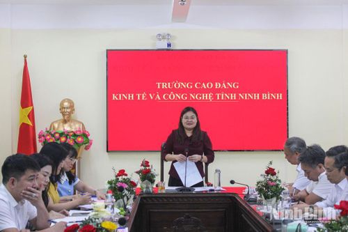 Đồng chí Phó Chủ tịch UBND tỉnh Hà Lan Anh làm việc với Trường Cao đẳng Kinh tế và Công nghệ tỉnh Ninh Bình