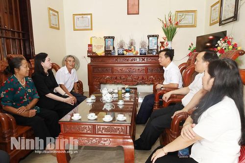 Đồng chí Đinh Thị Lụa, Phó Bí thư Tỉnh ủy, Chủ tịch Ủy ban MTTQ Việt Nam tỉnh thăm, tặng quà thân nhân, gia đình đang thờ cúng nữ liệt sĩ dân quân pháo phòng không Lam Hạ