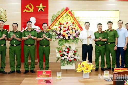Đồng chí Phó Chủ tịch UBND tỉnh Trần Anh Dũng chúc mừng lực lượng Cảnh sát PCCC và CNCH nhân kỷ niệm 65 năm Ngày truyền thống